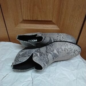 Soda Women's Snakeskin Ankle Booties - Gray
